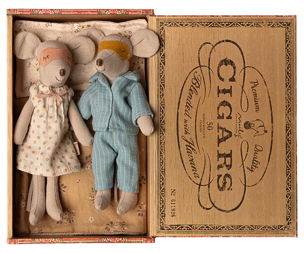 Mum and dad Mouse in Cigar Box